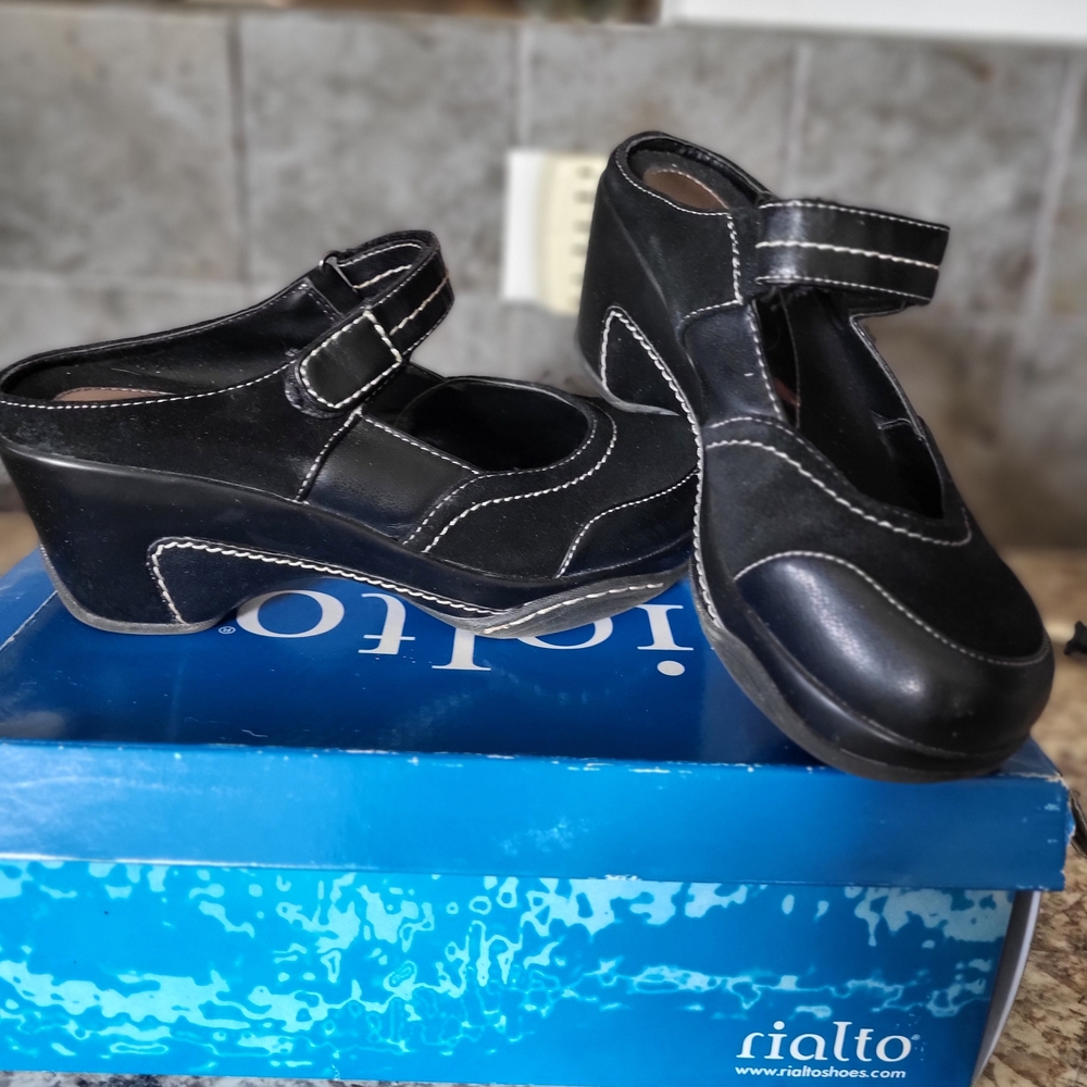 Rialto Black Heels with White Stitching